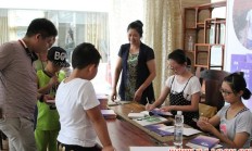张家界14岁少女作家王译贤签售纪实散文集《我和爸爸比梦想》