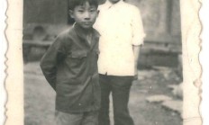 1988年与母亲合影